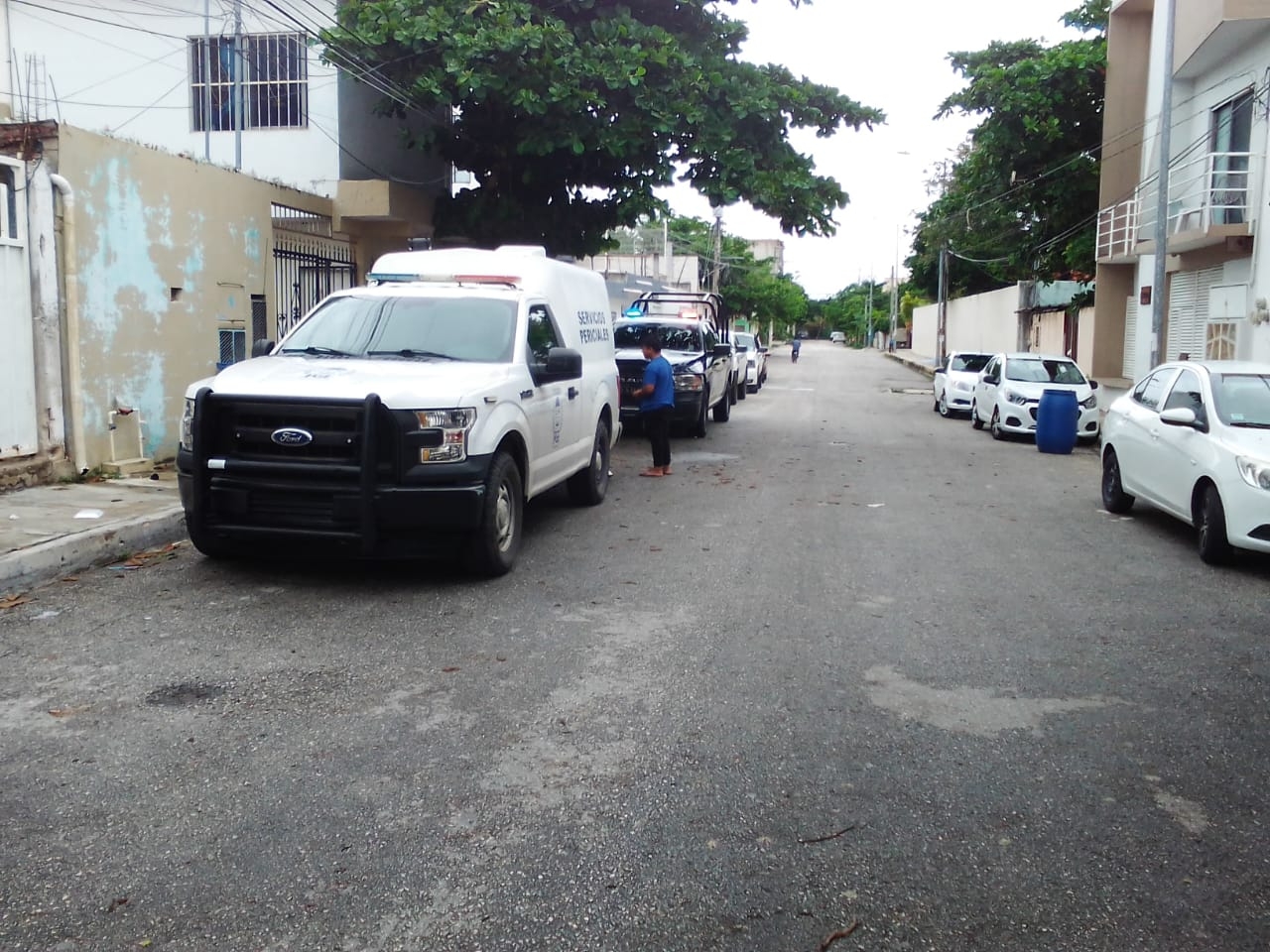Personal de Servicios Periciales de la FGE Quintana Roo llegaron a la colonia Colosio de Playa del Carmen para el levantamiento del cadáver Personal de Servicios Periciales de la FGE Quintana Roo llegaron a la colonia Colosio de Playa del Carmen para el levantamiento del cadáver