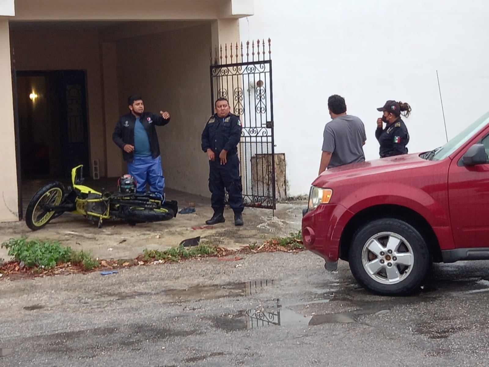 Los policías intentaban solucionar el conflicto Los policías intentaban solucionar el conflicto