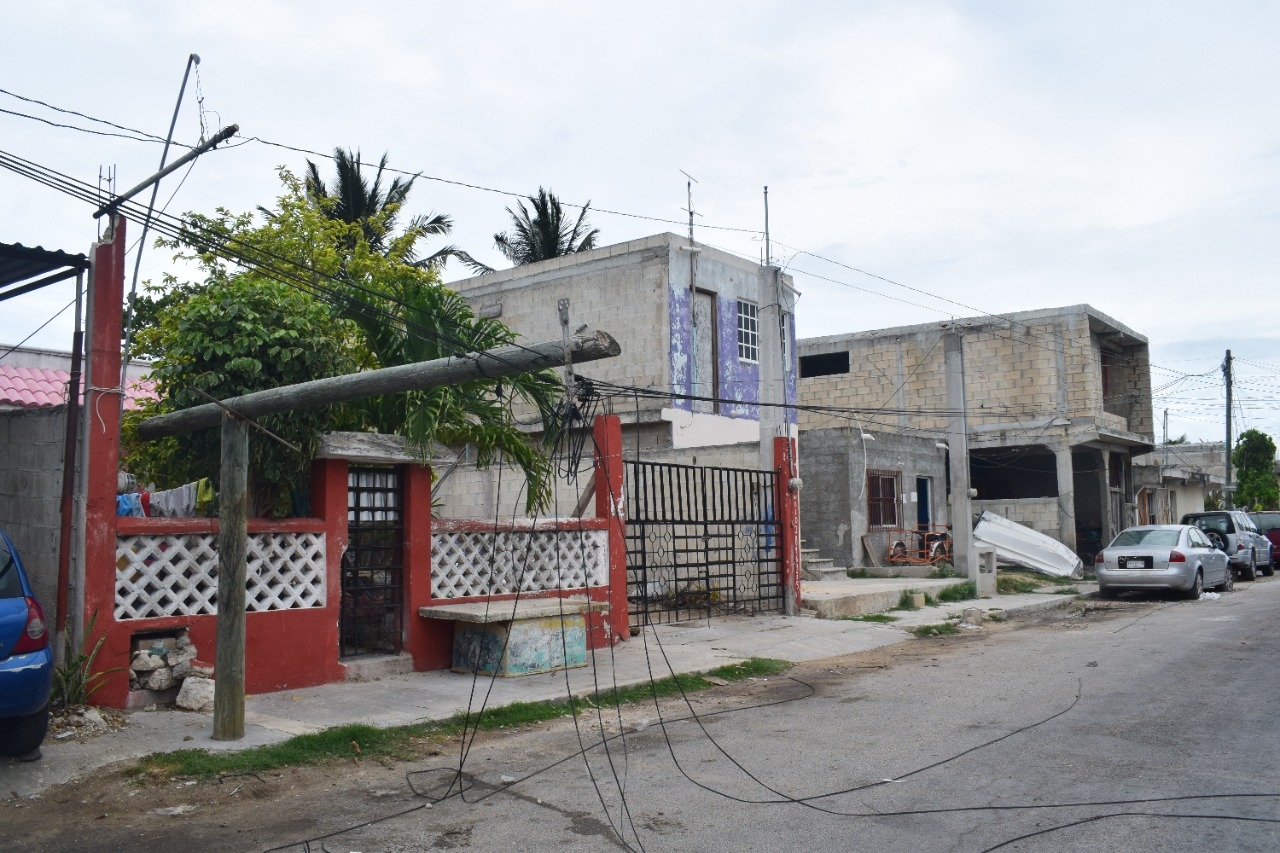 En distintas colonias sufrieron la caída de postes de luz