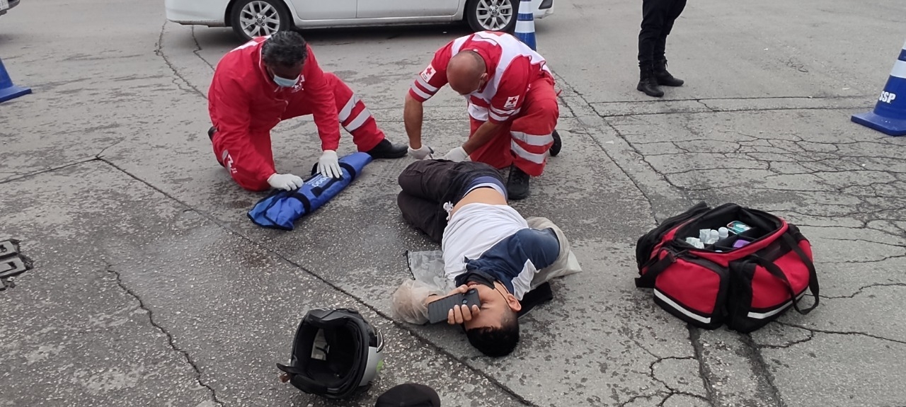 El joven resultó con heridas graves después de salir volando de su motocicleta