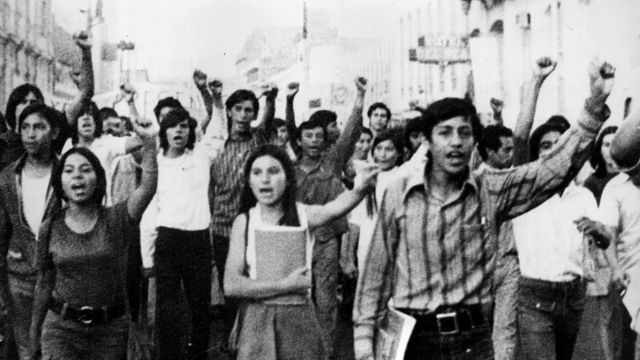Las calles que desembocan en la Avenida de los Maestros
estaban bloqueadas por granaderos y agentes policiacos Las calles que desembocan en la Avenida de los Maestros
estaban bloqueadas por granaderos y agentes policiacos