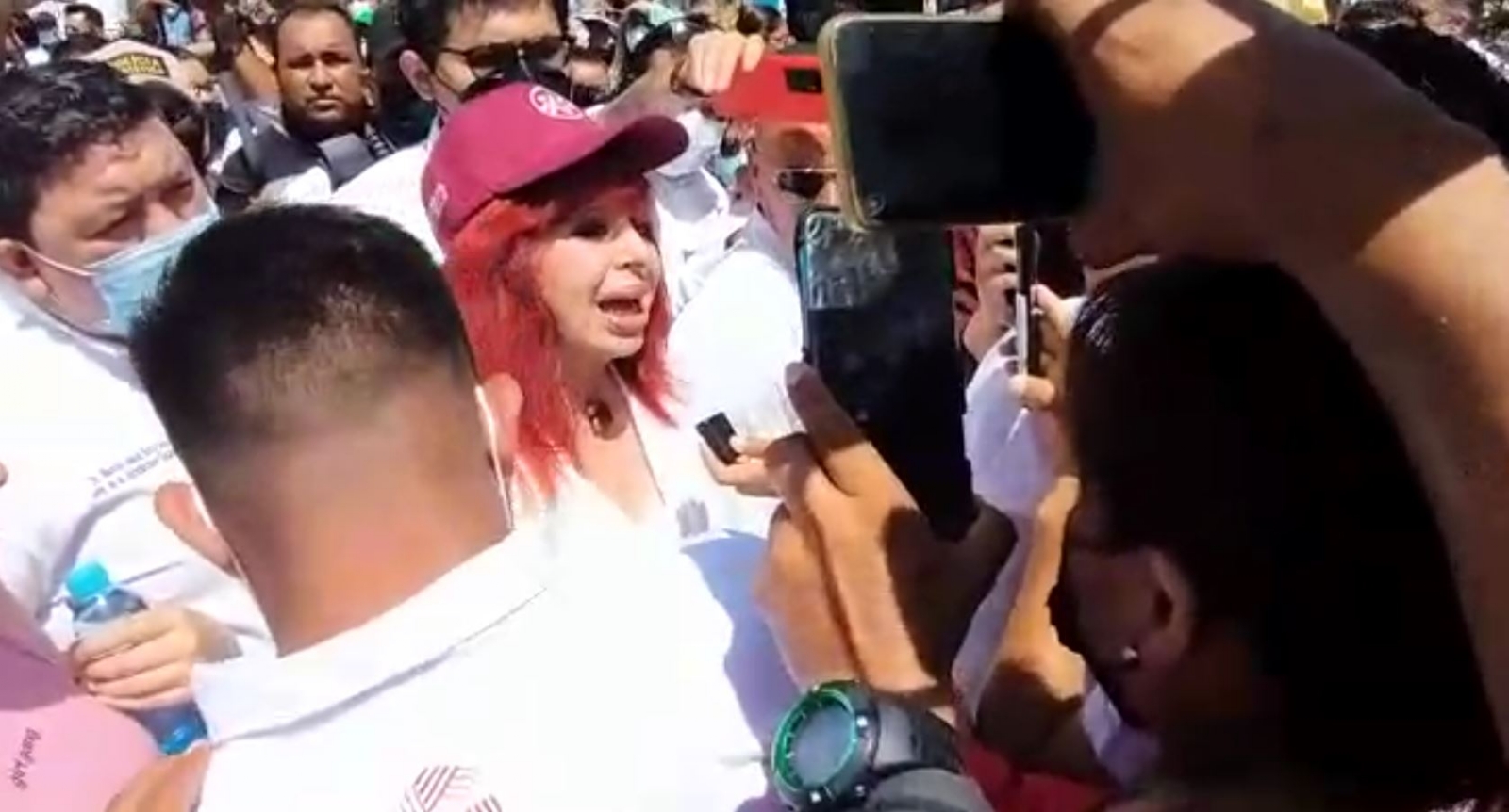 Layda Sansores fue confrontada por la gente ante la escasez de agua potable en Ciudad del Carmen