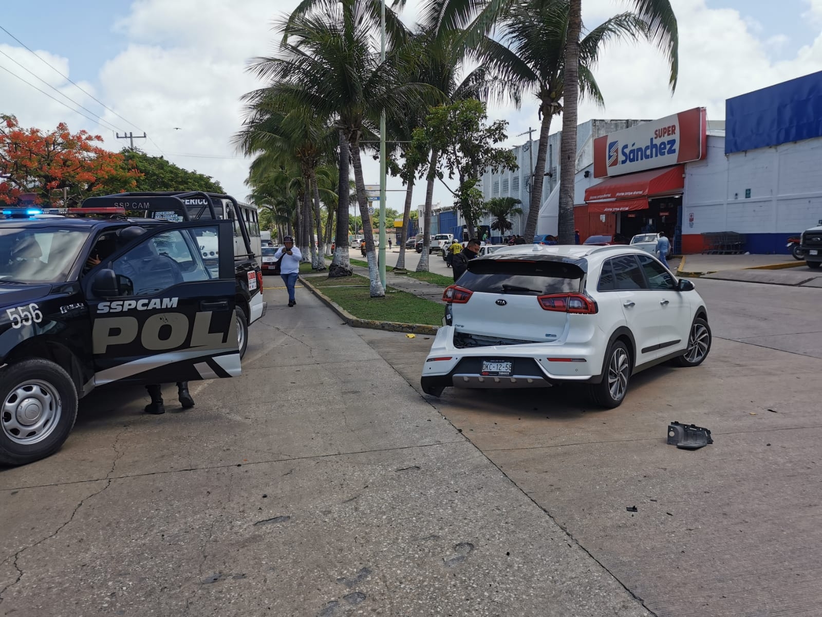 Una mujer al volante impactó contra una patrulla de la Policía Estatal tras volarse la señal de alto