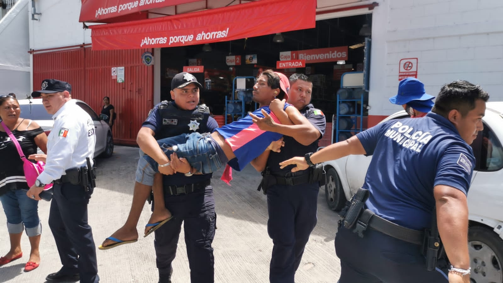Una mujer intentó detener a los policías para evitar que detuvieran al joven, quien fue cargado hacia la patrulla