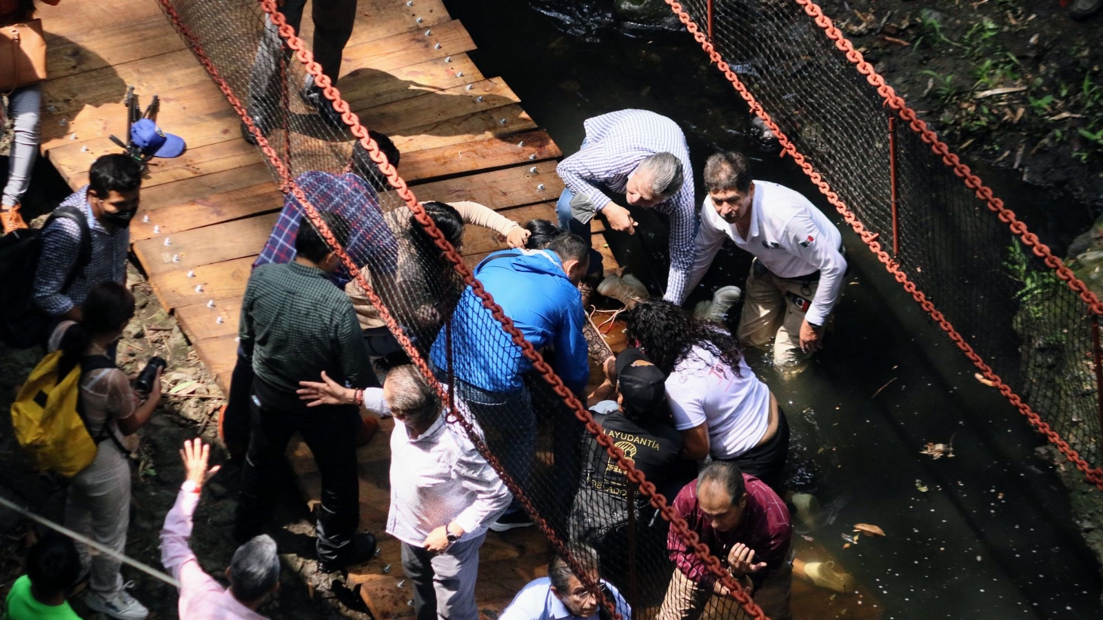 Por el colapso del puente en el parque de Cuernavaca, varios funcionarios resultaron heridos. Foto: Cuartoscuro Por el colapso del puente en el parque de Cuernavaca, varios funcionarios resultaron heridos. Foto: Cuartoscuro