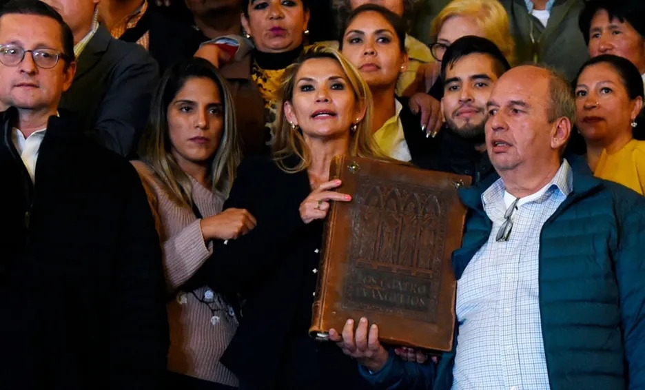 Jeanine Áñez se autoproclamo presidenta de Bolivia en medio de un golpe de Estado contra Evo Morales. Foto: AFP Jeanine Áñez se autoproclamo presidenta de Bolivia en medio de un golpe de Estado contra Evo Morales. Foto: AFP