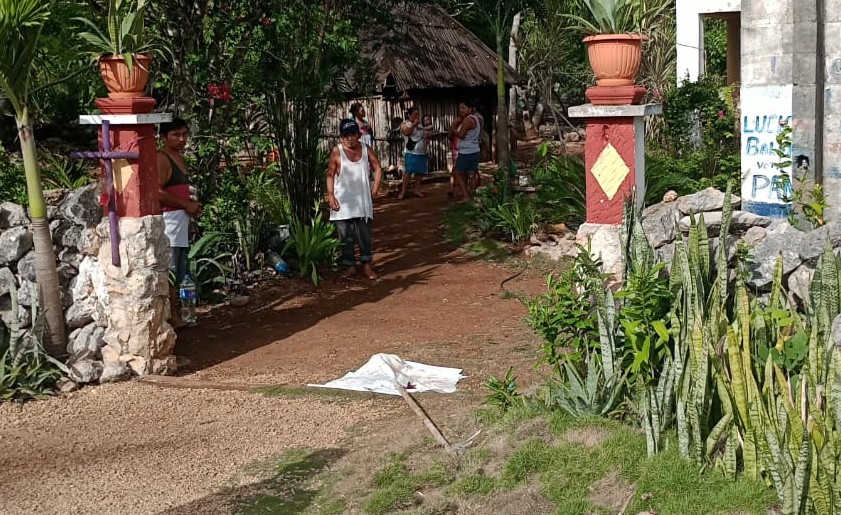 Una familia encontró un cráneo y una serpiente envueltos en una manta en la puerta de su casa