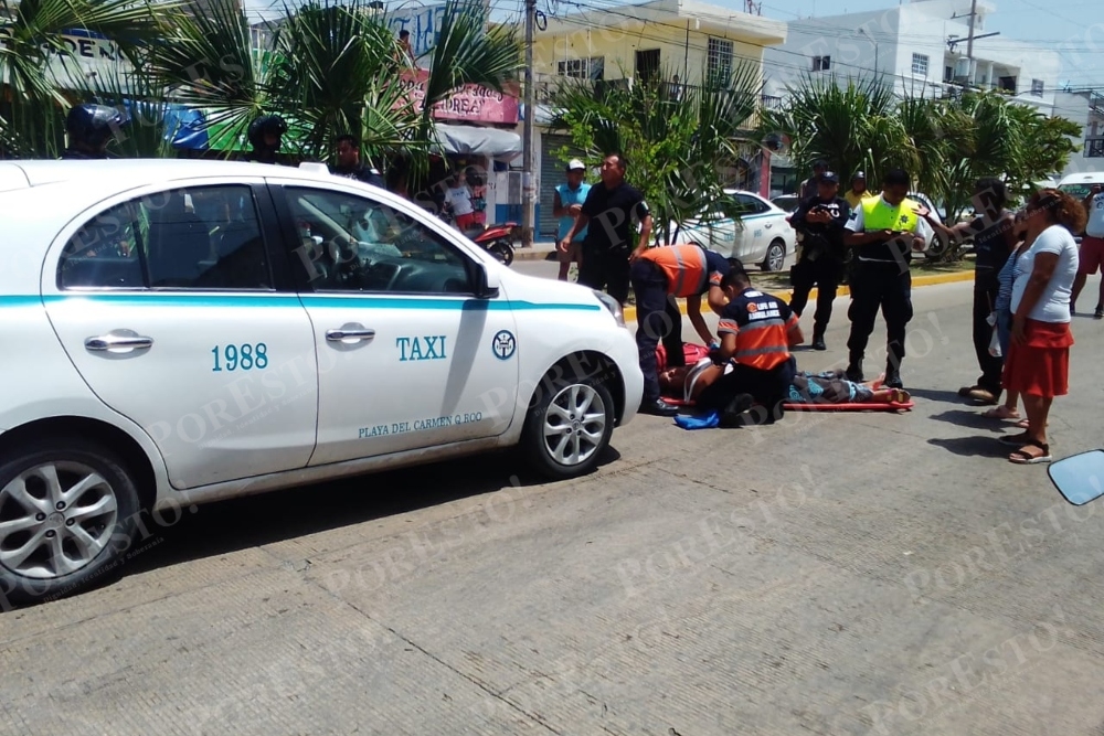 La mujer fue llevada al Hospital General de Playa del Carmen luego de ser arrollada por intentar cruzar la avenida 30 sin precaución