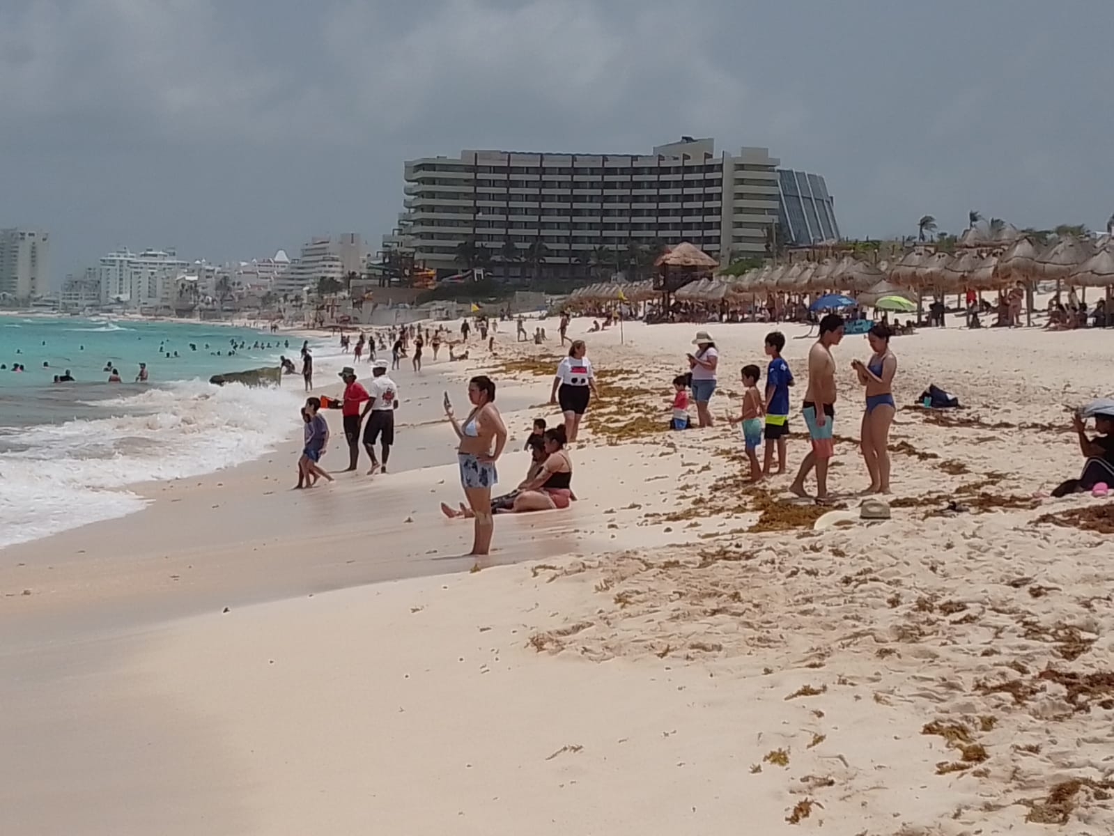 Los bañistas extranjeros y nacionales pudieron disfrutar de Playa Delfines en Cancún, ya que no tuvo un recale excesivo de sargazo Los bañistas extranjeros y nacionales pudieron disfrutar de Playa Delfines en Cancún, ya que no tuvo un recale excesivo de sargazo