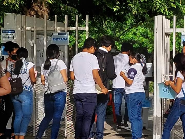 Esta mañana, miles de jóvenes de Yucatán presentaron pruebas para ingreso a preparatorias y universidades Esta mañana, miles de jóvenes de Yucatán presentaron pruebas para ingreso a preparatorias y universidades