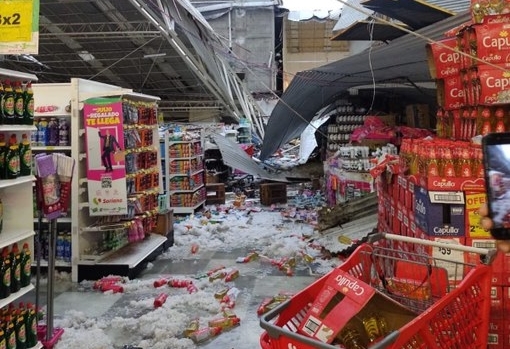 El techo de una tienda comercial cayó debido al granizo. Foto: Twitter El techo de una tienda comercial cayó debido al granizo. Foto: Twitter
