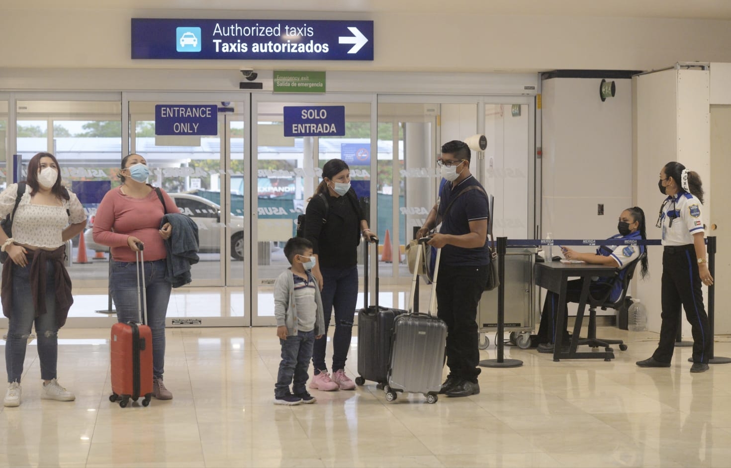 El primer vuelo que llegó adelantado es el 572 de Volaris de la ciudad de México a las 06:45