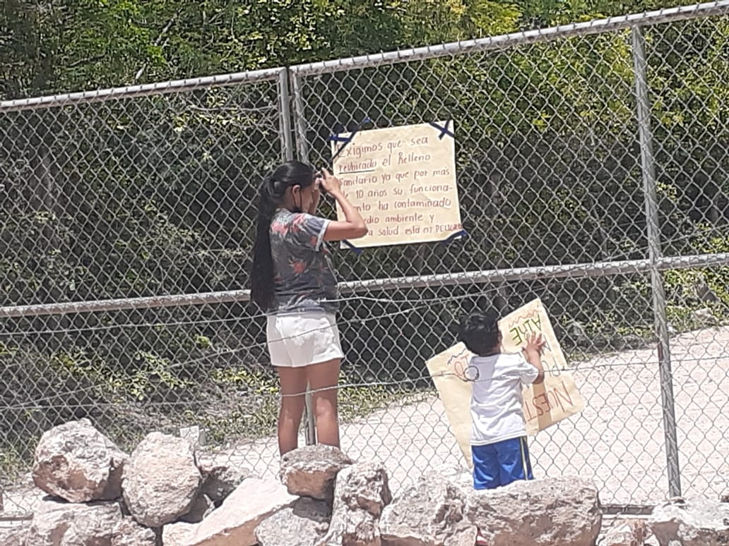 Más de 50 personas de las comisarías de Subín y San Antonio Tehuitz, así como vecinos cercanos al basurero, con pancartas y gritos exigieron a Sana que suspenda la quema de desperdicios Más de 50 personas de las comisarías de Subín y San Antonio Tehuitz, así como vecinos cercanos al basurero, con pancartas y gritos exigieron a Sana que suspenda la quema de desperdicios