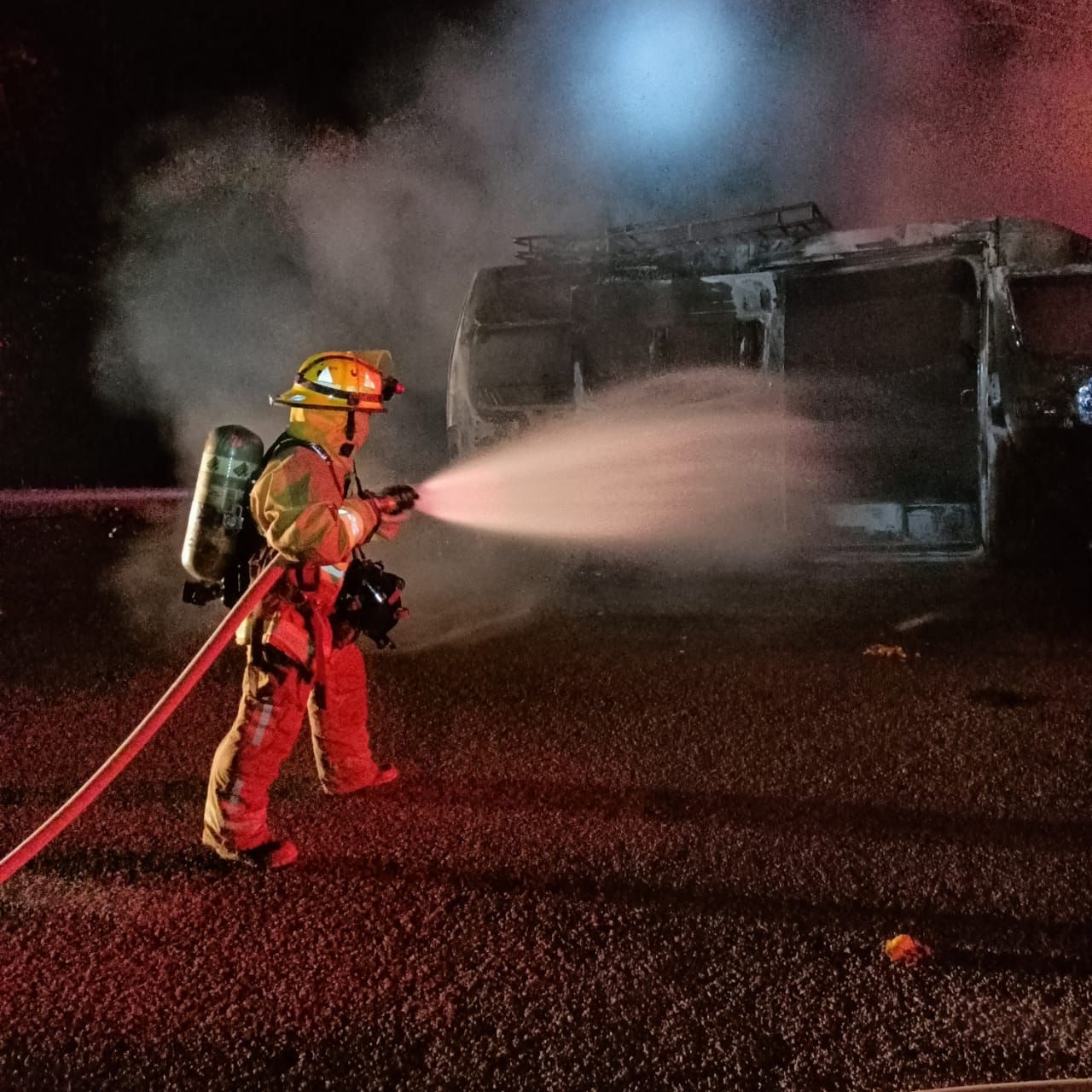 Bomberos acudieron a sofocar las llamas en la Van turística luego del choque registrado en Playa del Carmen Bomberos acudieron a sofocar las llamas en la Van turística luego del choque registrado en Playa del Carmen