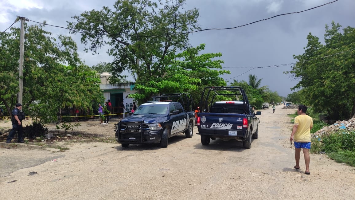 Los elementos policiacos en Playa del Carmen acordonaron la zona del asesinato en la colonia In House tras la ejecución de un hombre Los elementos policiacos en Playa del Carmen acordonaron la zona del asesinato en la colonia In House tras la ejecución de un hombre