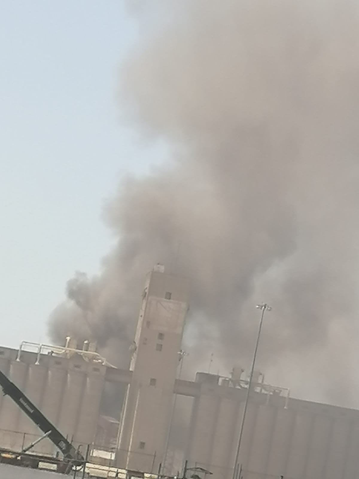 Protección Civil De Sonora informó que coordina labores para combatir un incendio ocurrido desde la mañana en las instalaciones portuarias en Guaymas. Protección Civil De Sonora informó que coordina labores para combatir un incendio ocurrido desde la mañana en las instalaciones portuarias en Guaymas.