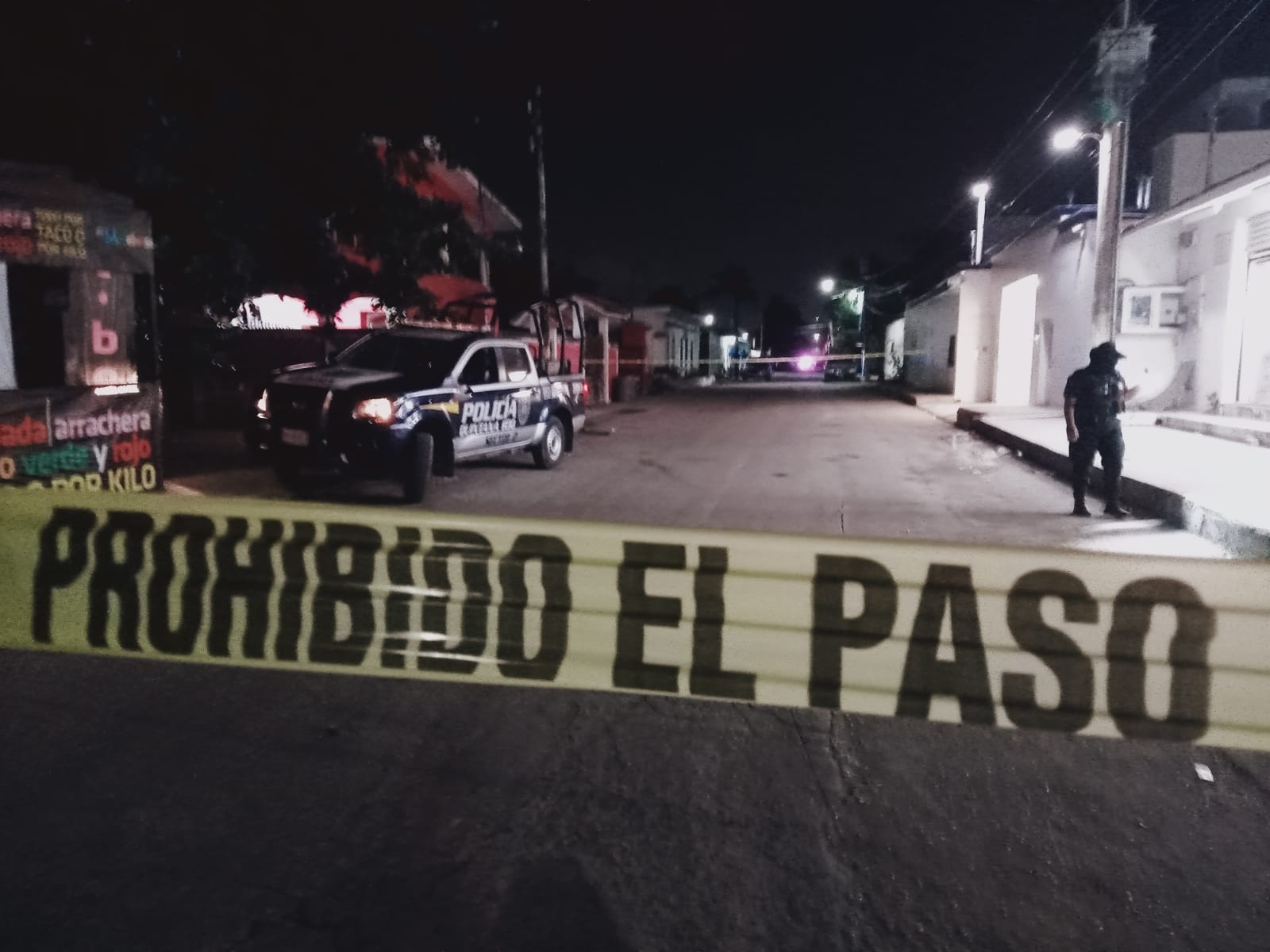 Elementos de la Policía Ministerial acordonaron la zona del intento de ejecución en la delegación Alfredo V. Bonfil de Cancún, para las investigaciones correspondientes