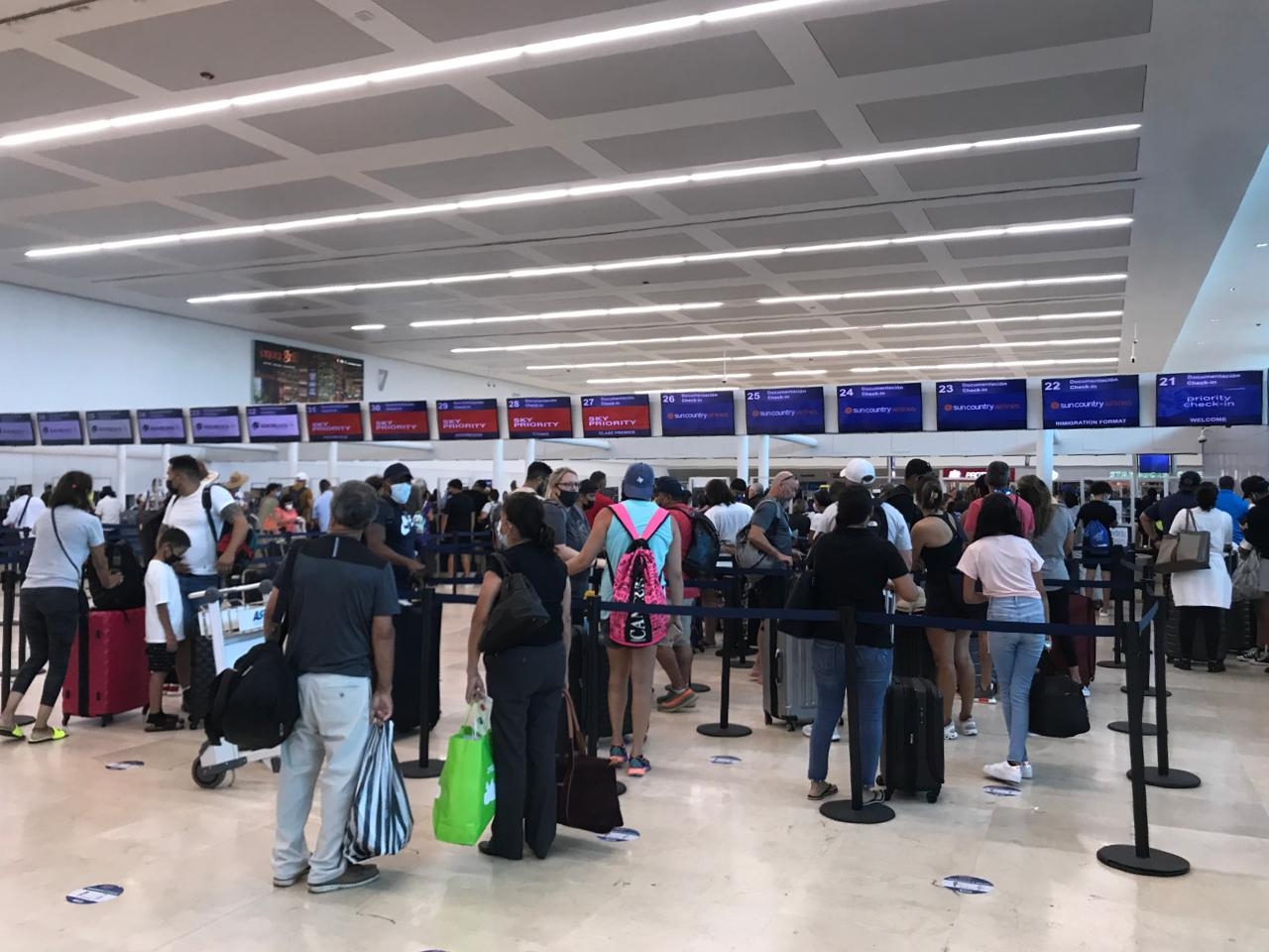 El aeropuerto de Cancún es el que más tráfico aéreo recibe, en comparación de los existentes en Chetumal y Cozumel