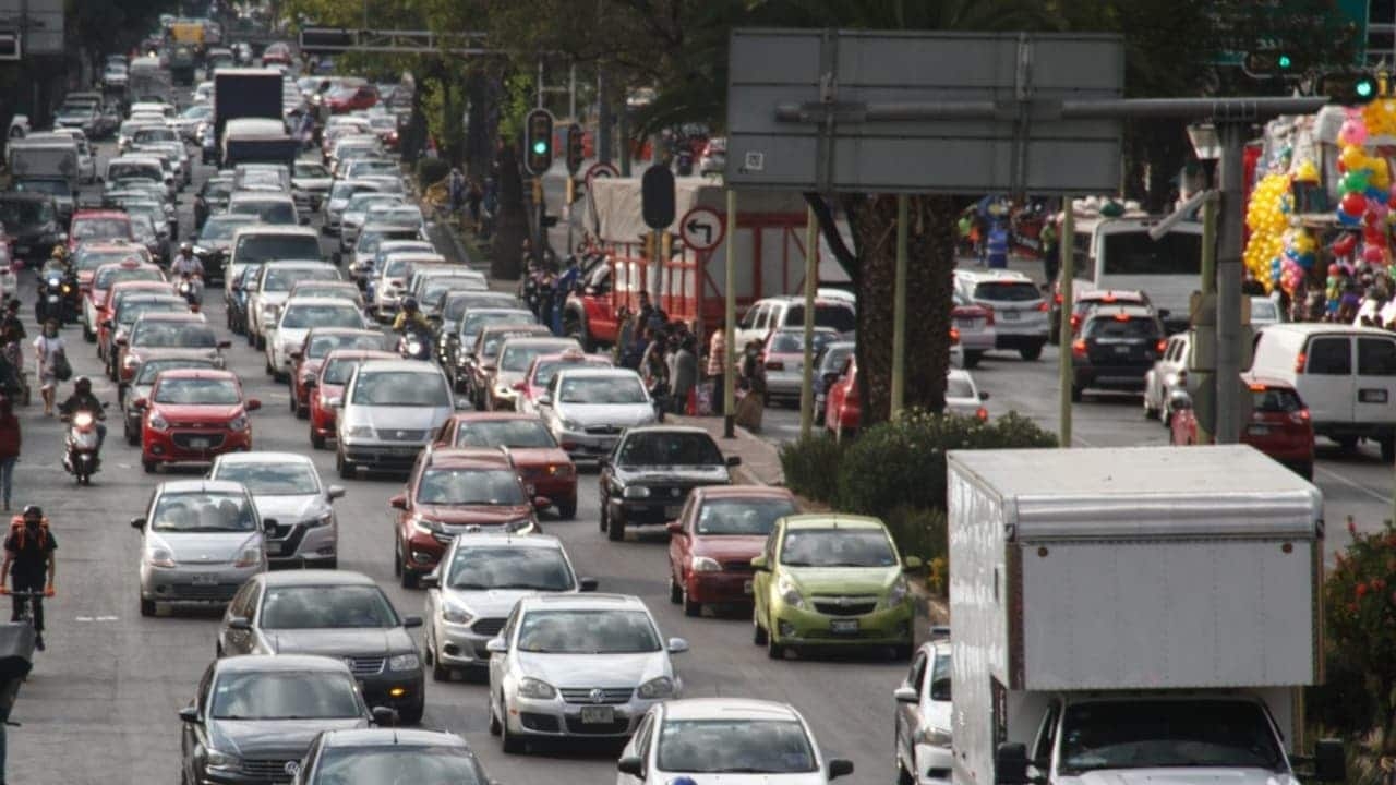 El programa Hoy No Circula es una medida ambiental que restringe la circulación vehicular en días específicos