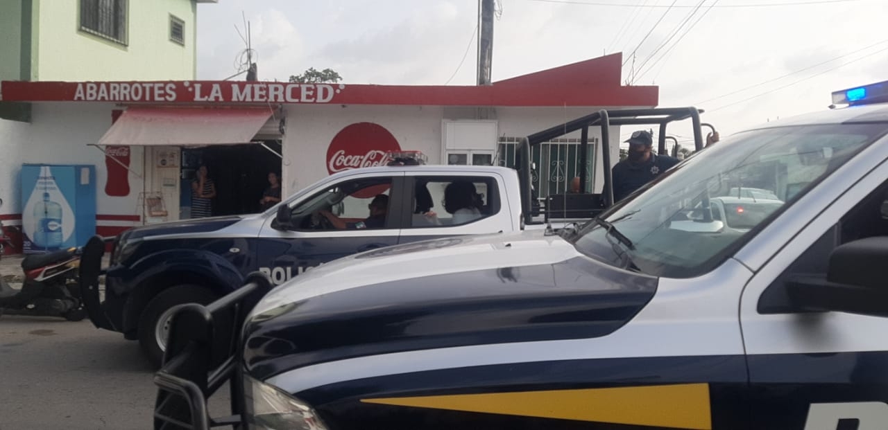 Elementos policiacos acudieron a la colonia 10 de Abril en Cozumel para atender a la mujer, quien será canalizada al IQM Elementos policiacos acudieron a la colonia 10 de Abril en Cozumel para atender a la mujer, quien será canalizada al IQM