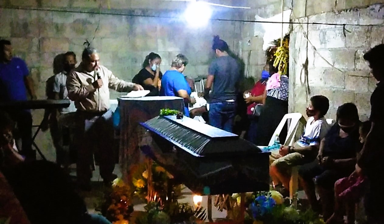 Familiares y amigos dieron la última despedida a Vianey. Foto: Pedro Díaz Familiares y amigos dieron la última despedida a Vianey. Foto: Pedro Díaz