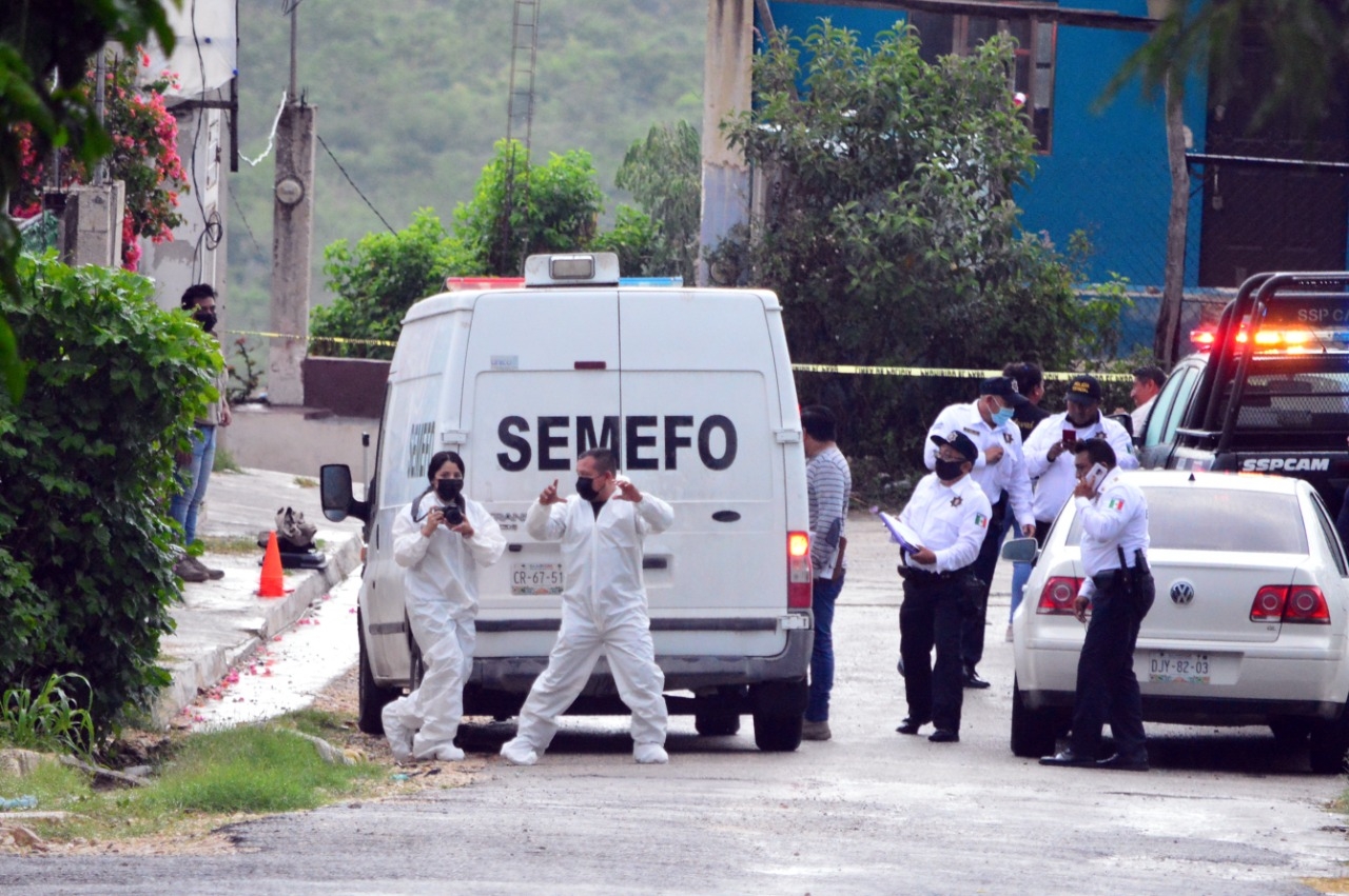 La Semefo acudió para registrar el asesinato y recoger el cuerpo. Foto: Alan Gómez La Semefo acudió para registrar el asesinato y recoger el cuerpo. Foto: Alan Gómez