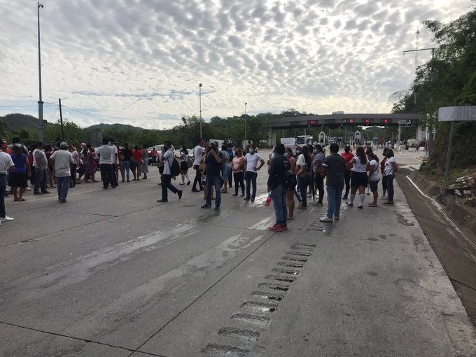 Padres y madres de familia, así como estudiantes bloquearon la carretera México-Acapulco. Foto: Twitter Padres y madres de familia, así como estudiantes bloquearon la carretera México-Acapulco. Foto: Twitter