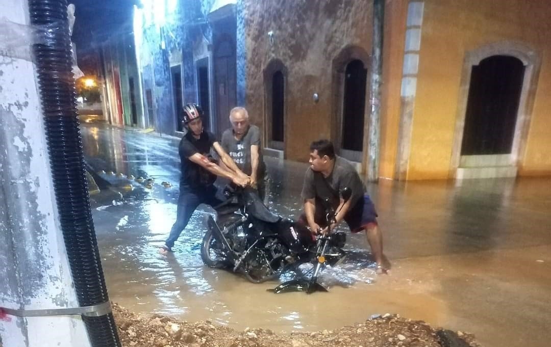 Las inundaciones y la falta de señalamientos no permitió que los conductories identificaran el hoyo. Foto: Jaime Tun