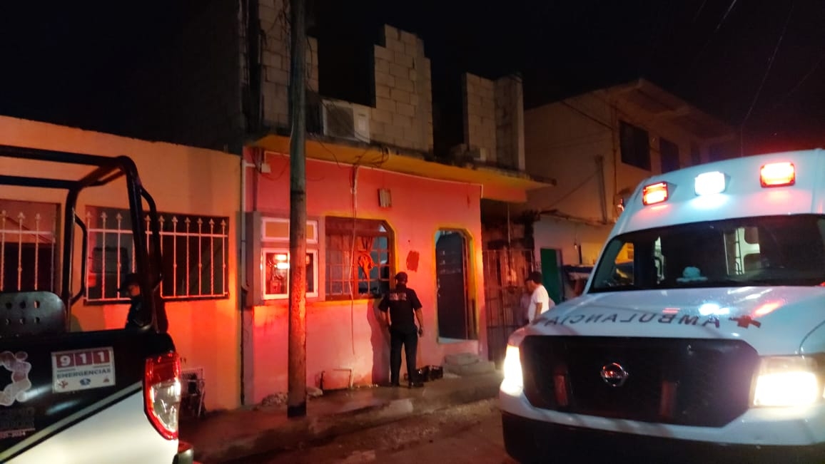 El hombre perdió el equilibrio y cayó de espaldas El hombre perdió el equilibrio y cayó de espaldas