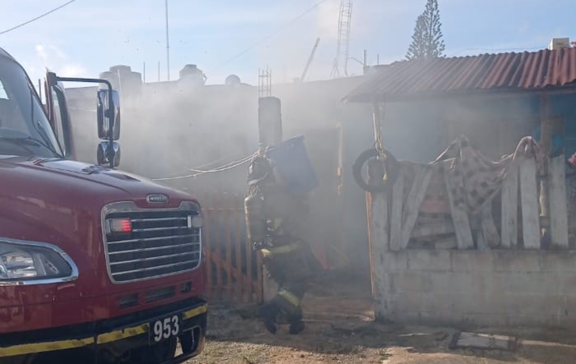 El incendio fue extinguido por los bomberos, y los habitantes de la casa siniestrada en la Región 103 de Cancún fueron revisados por paramédicos de la Cruz Roja El incendio fue extinguido por los bomberos, y los habitantes de la casa siniestrada en la Región 103 de Cancún fueron revisados por paramédicos de la Cruz Roja