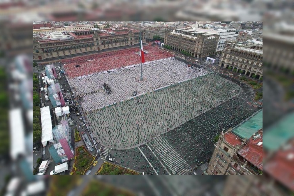 Los más de 40 mil mexicanos, representaron a la Bandera de México con sus playeras en el Zócalo de la Ciudad de México Los más de 40 mil mexicanos, representaron a la Bandera de México con sus playeras en el Zócalo de la Ciudad de México