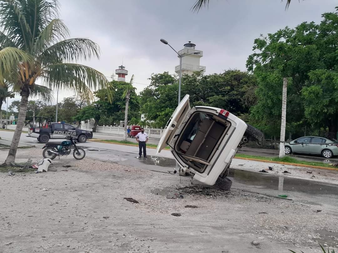 La camioneta fue trasladada al corralón municipal de la carretera Isla Aguada – Ciudad del Carmen La camioneta fue trasladada al corralón municipal de la carretera Isla Aguada – Ciudad del Carmen