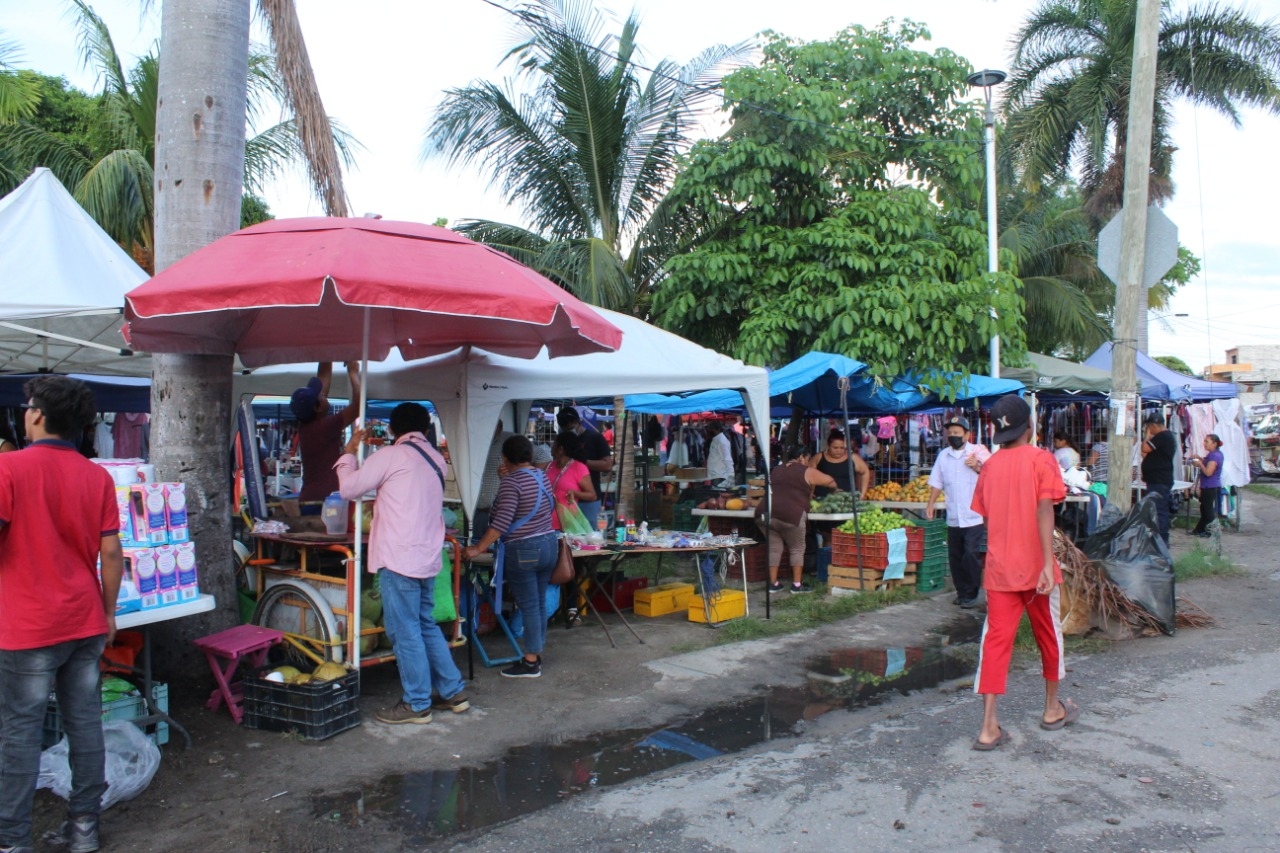 El mercado ambulante de Ciudad del Carmen bloquea al paso las aceras