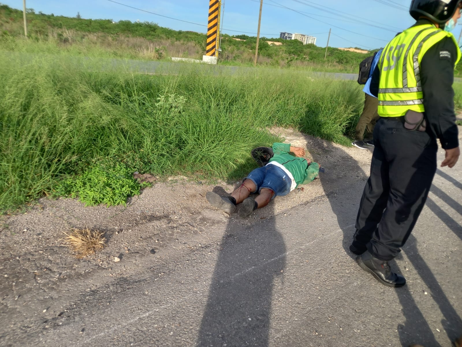 El hombre quedó tirado en el pavimento, luego de derrapar 10 metros El hombre quedó tirado en el pavimento, luego de derrapar 10 metros