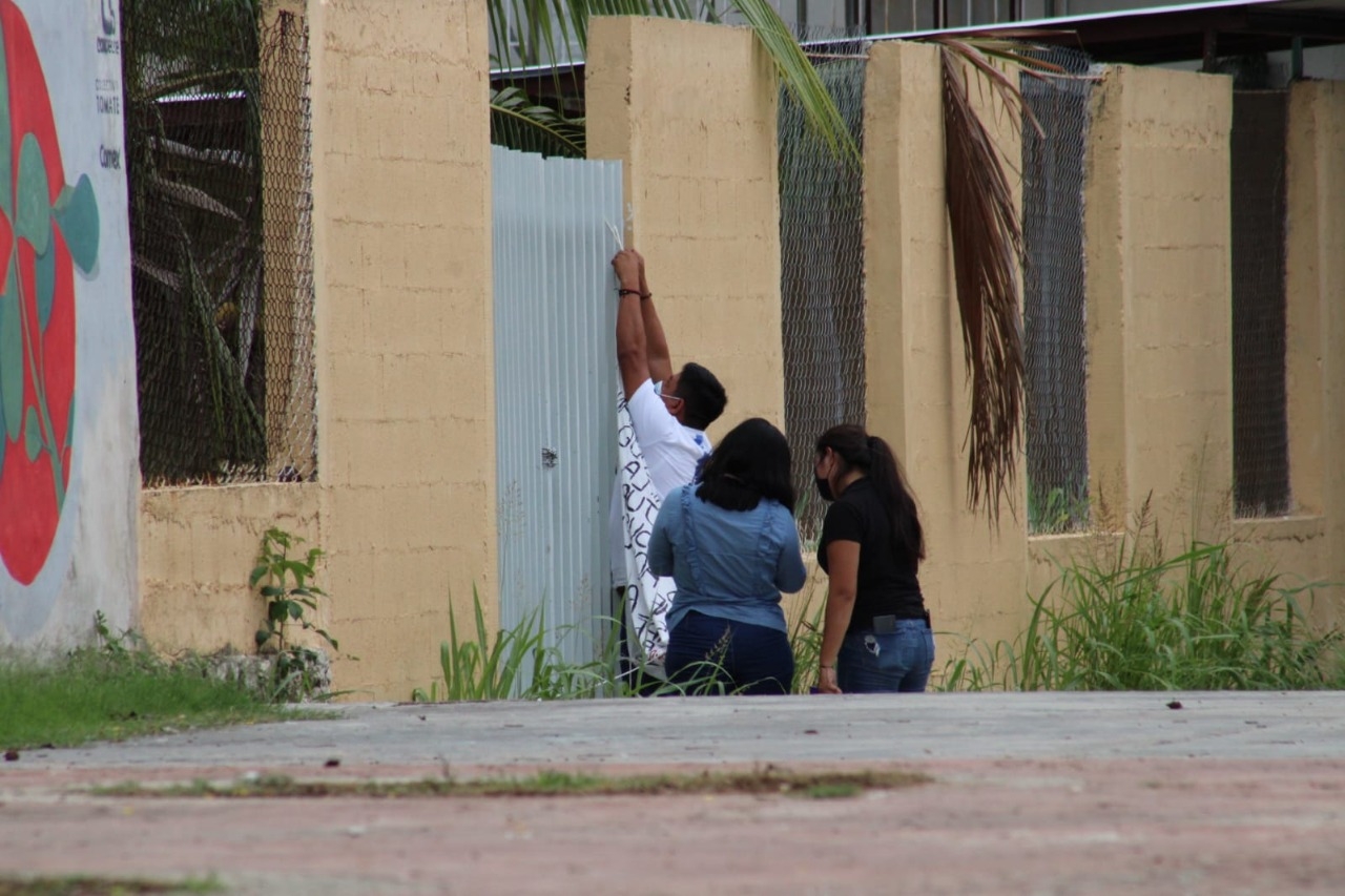 La manta apareció minutos después de las 12:00 horas y fue descolgada