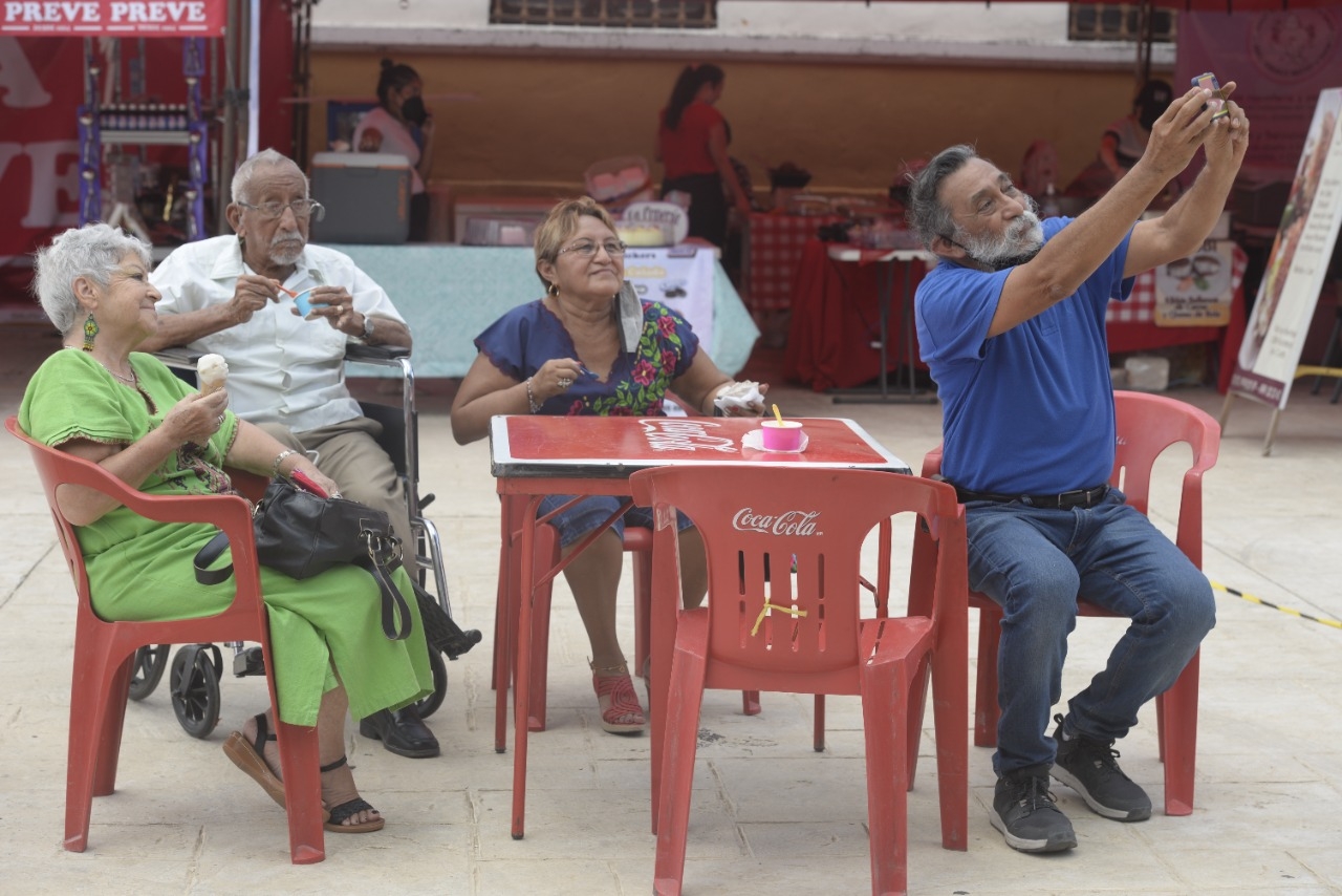 Yucatecos disfrutan de la Feria del Helado este domingo