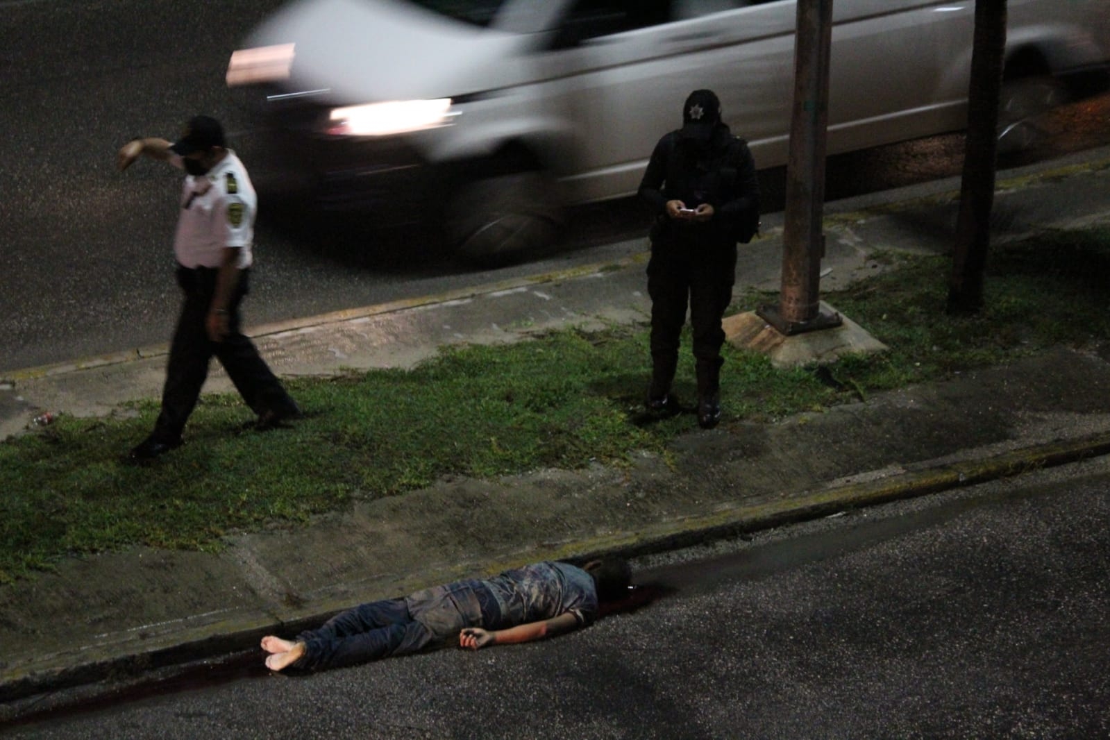 El hombre quedó tirado a un costado del camellón. Foto: Por Esto! El hombre quedó tirado a un costado del camellón. Foto: Por Esto!