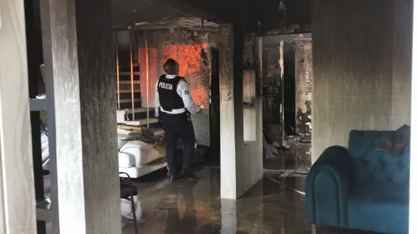 Afortunadamente, la familia pudo salir de la casa antes de que las llamas se extendieran por el inmueble