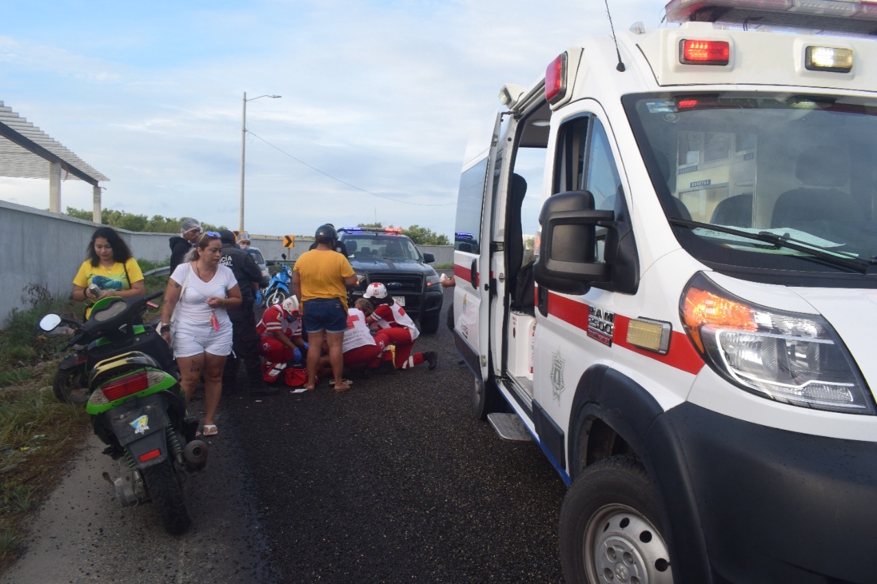 Una motociclista resultó lesionada cuando bajaba el puente de Chelem