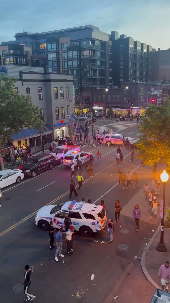 El tiroteo se produjo después de dos incidentes violentos durante un concierto no autorizado que obligó a la policía a clausurar el evento El tiroteo se produjo después de dos incidentes violentos durante un concierto no autorizado que obligó a la policía a clausurar el evento