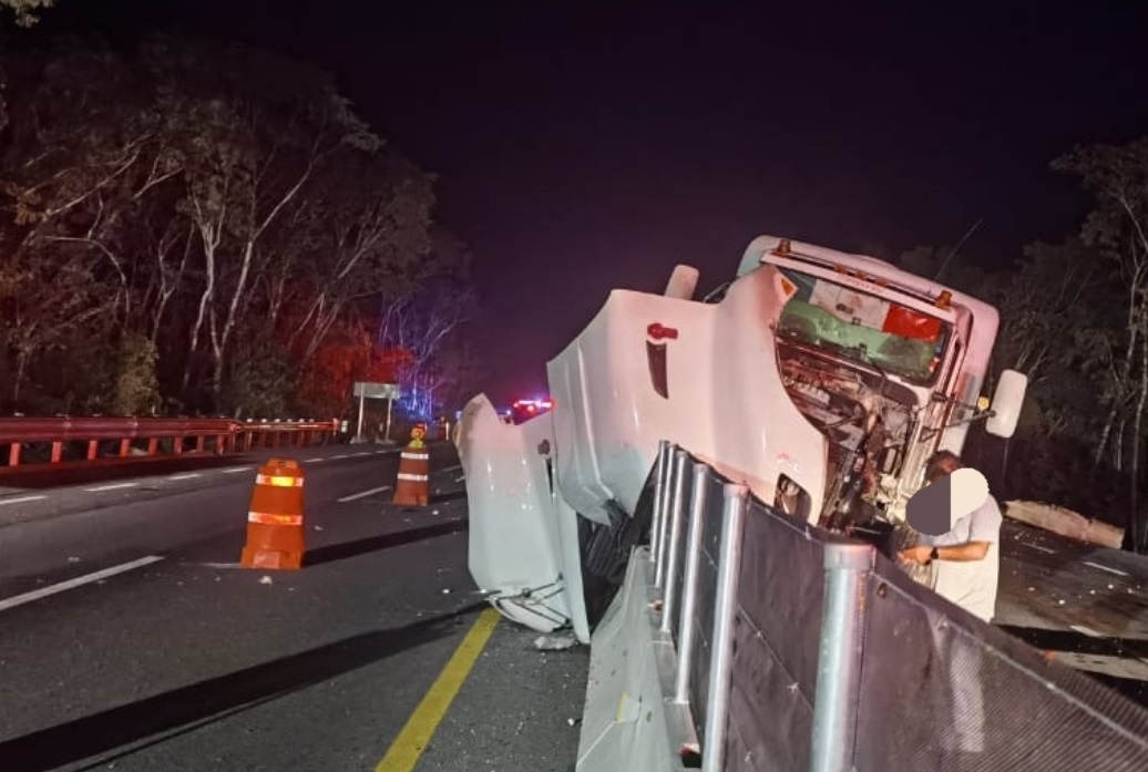 El conductor del tráiler resultó ileso