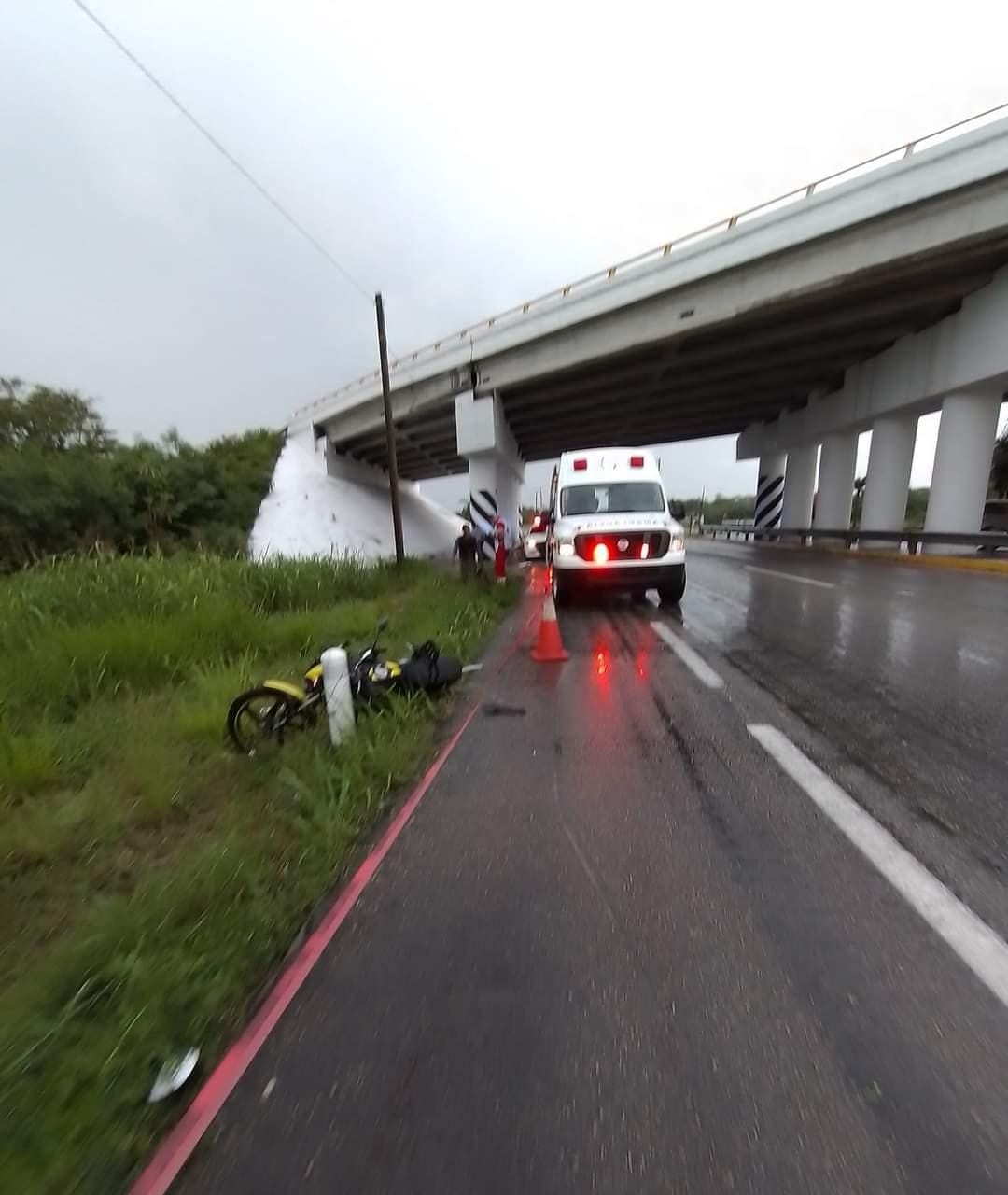 Paramédicos trasladaron a uno de los tripulantes de la motocicleta derrapada al Hospital General de Chetumal debido a la gravedad de sus lesiones