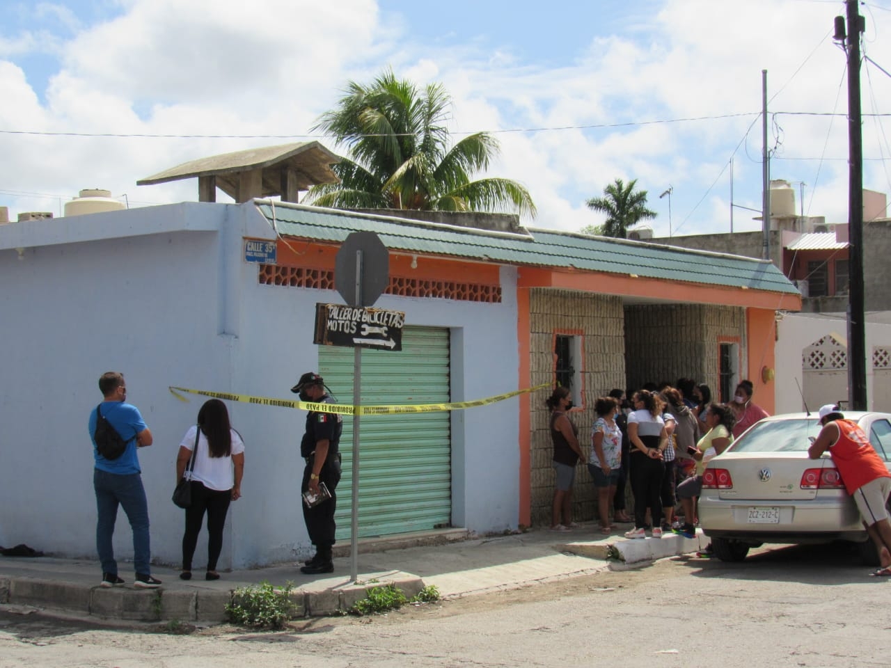 El grupo de mujeres que tomaba clases de zumba intentaron auxiliar a su instructora cuando se sentía mal El grupo de mujeres que tomaba clases de zumba intentaron auxiliar a su instructora cuando se sentía mal
