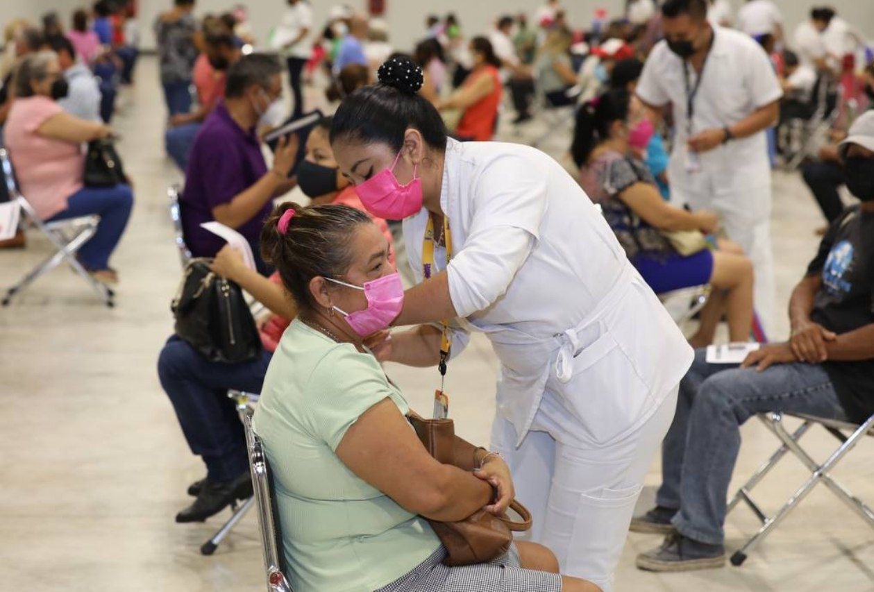 Personas de 40 a 59 años de Mérida reciben su cuarta dosis de la vacuna contra el COVID-19 Personas de 40 a 59 años de Mérida reciben su cuarta dosis de la vacuna contra el COVID-19