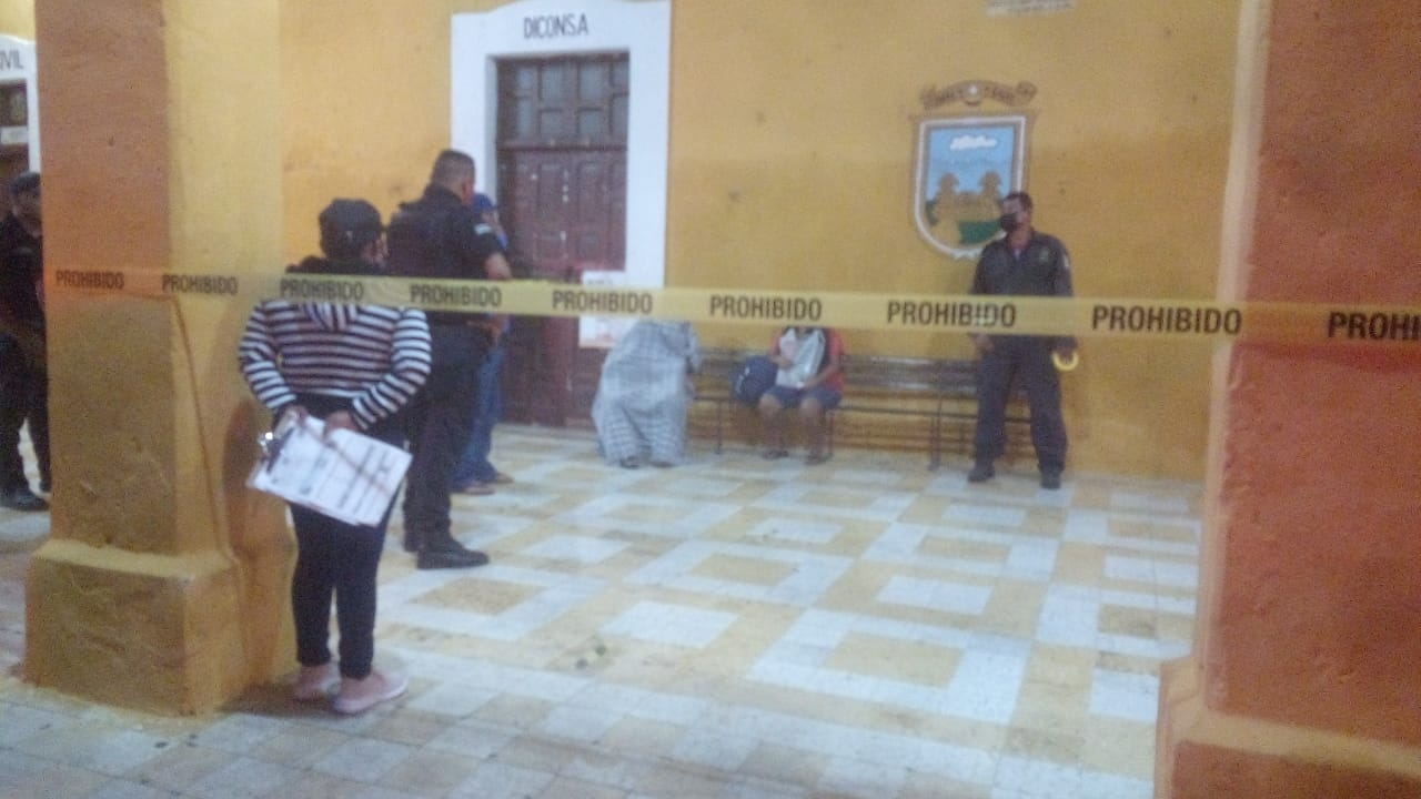 EL hombre murió sentado en el Palacio Municipal de Izamal, Yucatán. Foto: David Collí EL hombre murió sentado en el Palacio Municipal de Izamal, Yucatán. Foto: David Collí