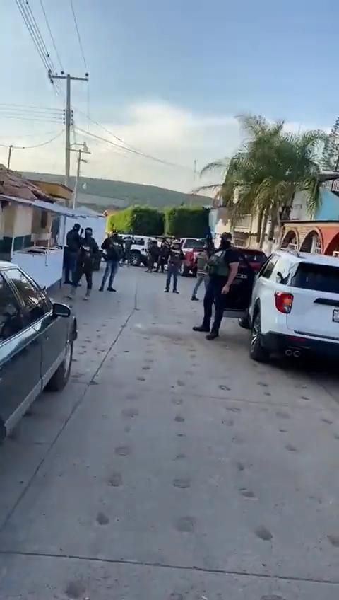 Hombres con armas largas y chalecos antibalas con las siglas CJNG llegaron a El Volantín, Jalisco. Foto: Captura de pantalla
