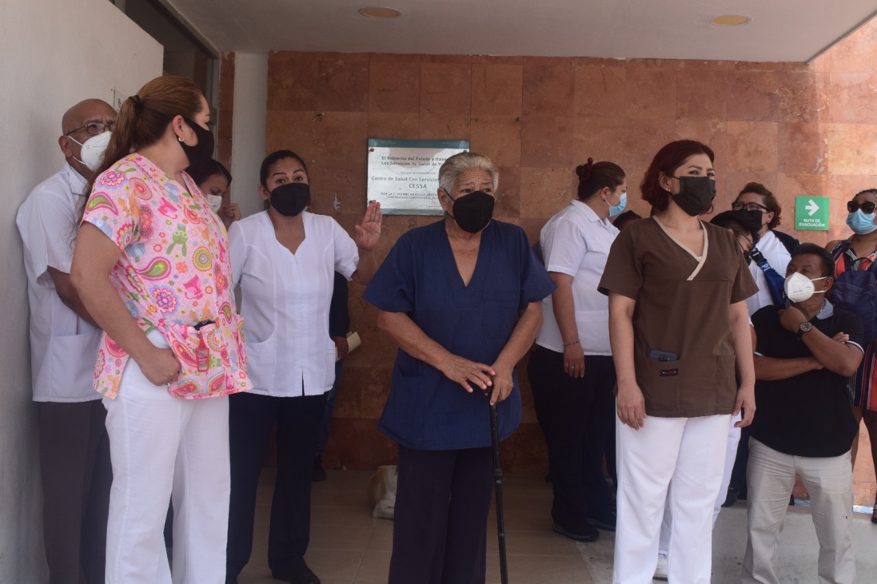 Trabajadores del Centro de Salud con Servicios Ampliados en Progreso se manifestaron esta tarde