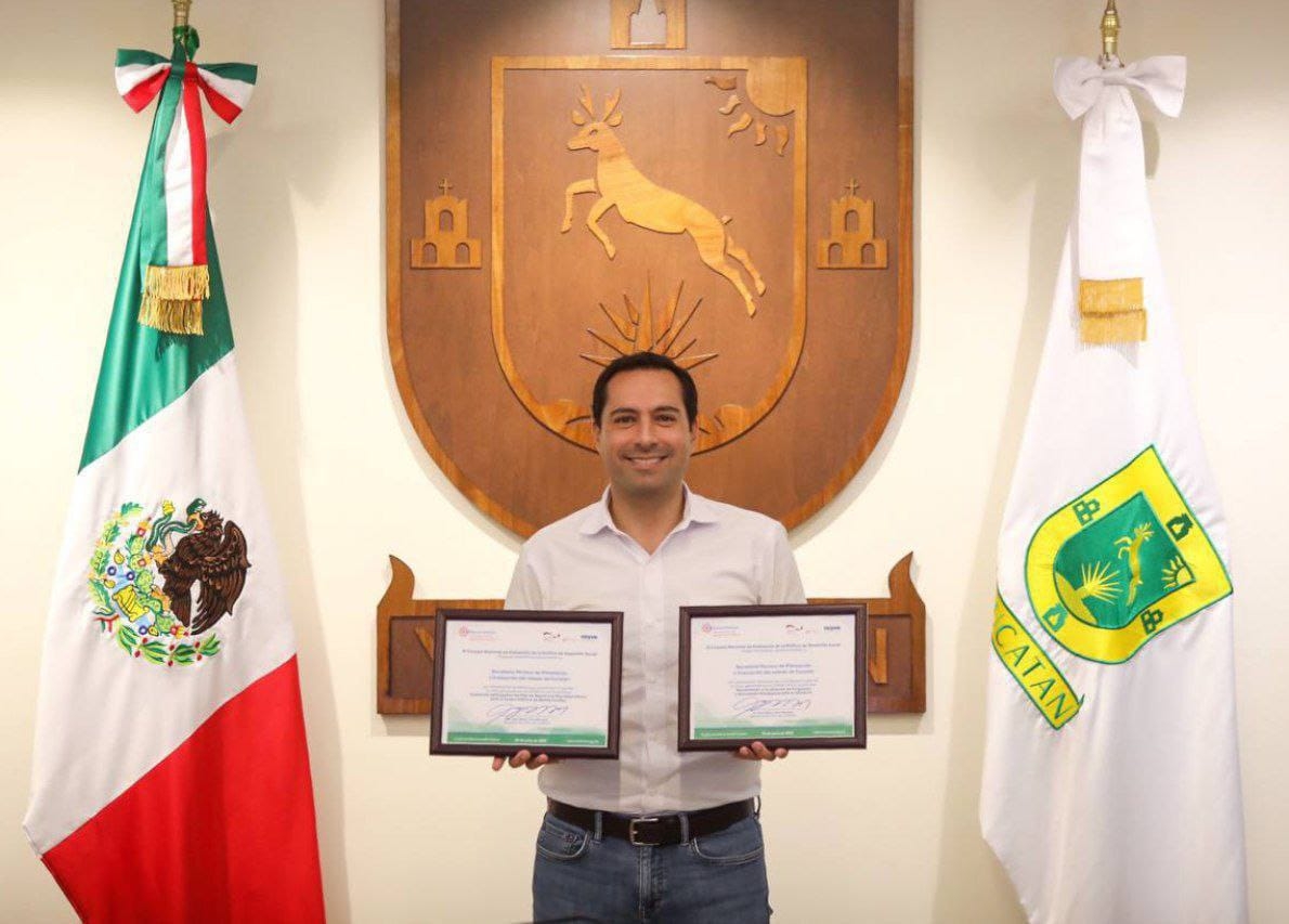 Mauricio Vila mostró el reconocimiento que el CONEVAL entregó a la entidad Mauricio Vila mostró el reconocimiento que el CONEVAL entregó a la entidad