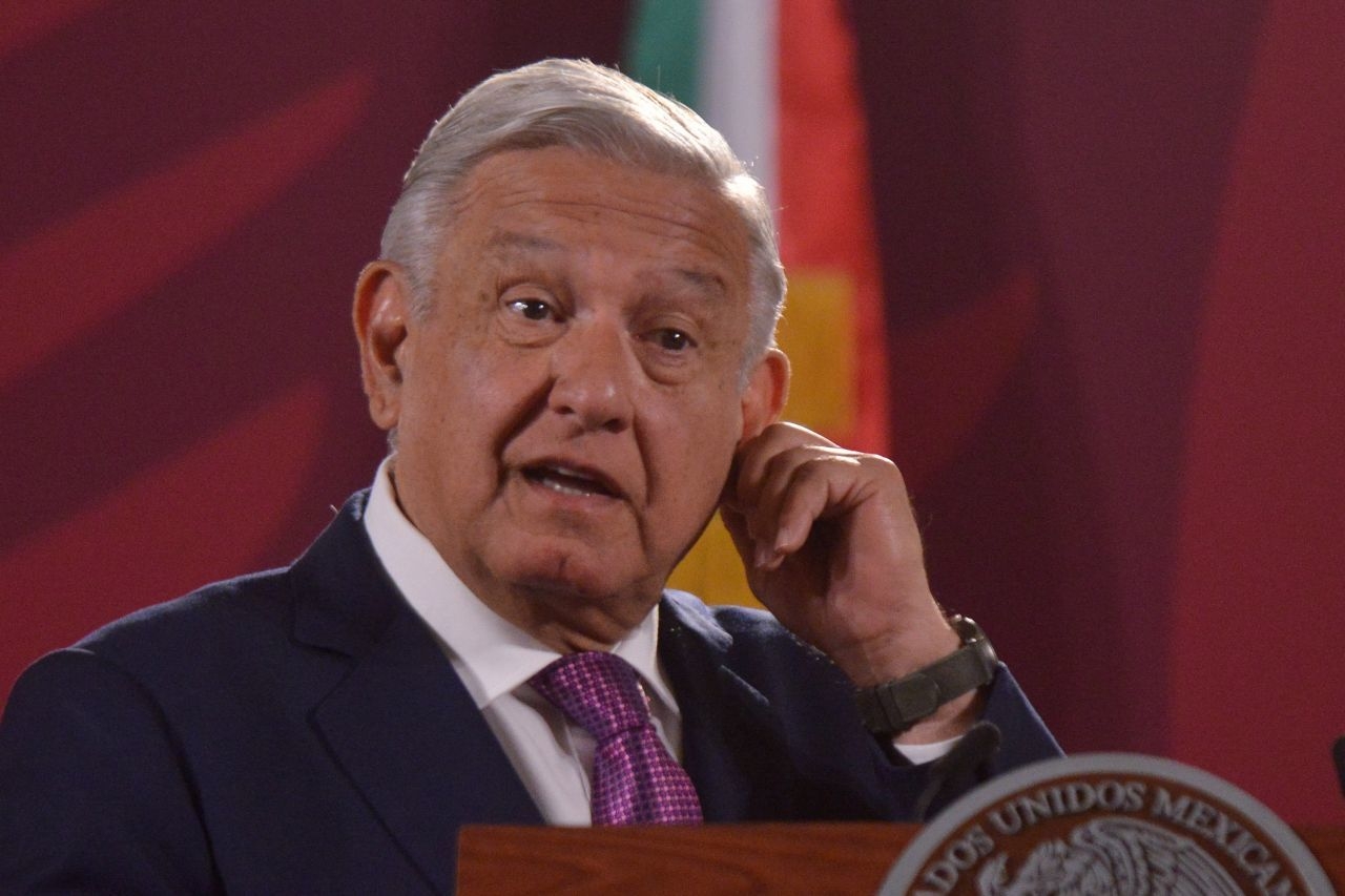 AMLO informó que efectivos de la Sedena vigilan la zona. Indicó que una de las secuestradas es la esposa de una de las víctimas