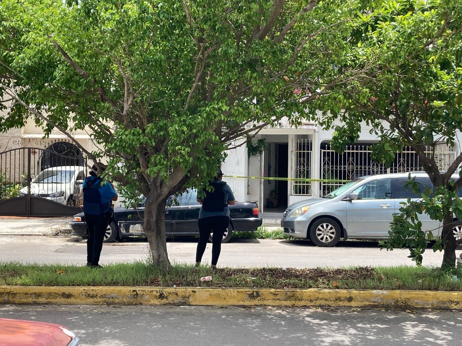 La vivienda cateada se ubica en la calle Venustiano Carranza, de donde la FGE retiró computadoras, discos duros y celulares para seguir la investigación. La vivienda cateada se ubica en la calle Venustiano Carranza, de donde la FGE retiró computadoras, discos duros y celulares para seguir la investigación.